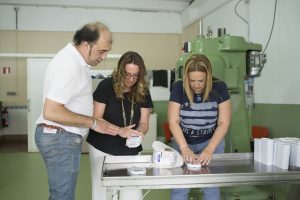 Cerrando la lata de anchoas del Cantábrico